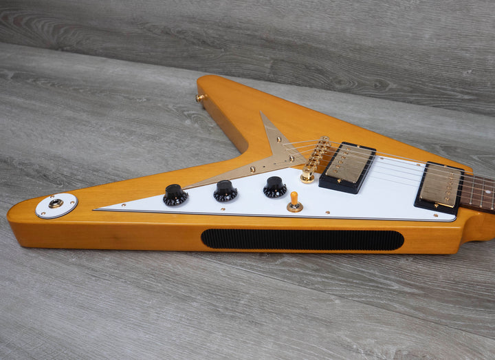 Epiphone inspirada en Gibson 1958 Korina Flying V (golpeador blanco), natural envejecido