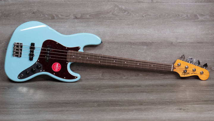 Bajo Squier Classic Vibe 60s Jazz Bass, diapasón de laurel, azul Daphne