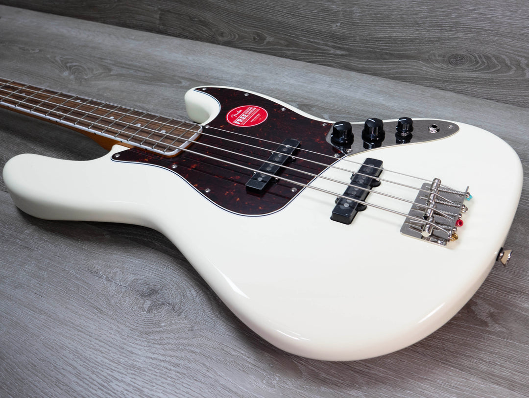 Bajo Squier Classic Vibe de edición limitada de mediados de los 60, diapasón de laurel, golpeador de carey, blanco olímpico 