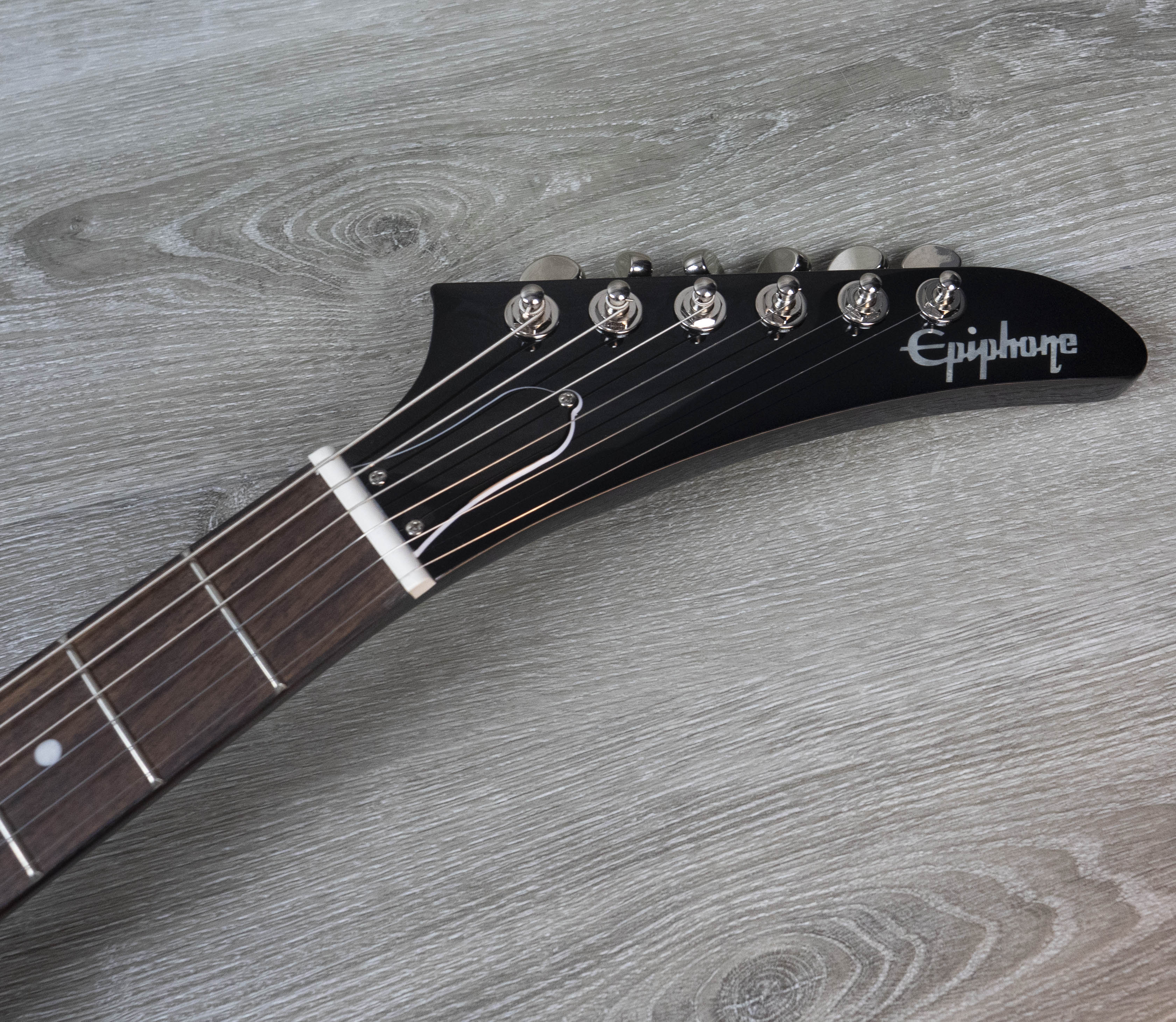 Epiphone Inpired by Gibson Explorer, Ebony – A Strings