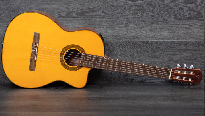 Takamine GC1CE-NAT Guitarra clásica con cutaway, tapa de abeto brillante, fondo de caoba y pastilla TP-E