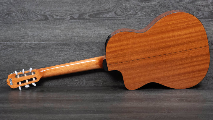 Takamine GC1CE-NAT Guitarra clásica con cutaway, tapa de abeto brillante, fondo de caoba y pastilla TP-E