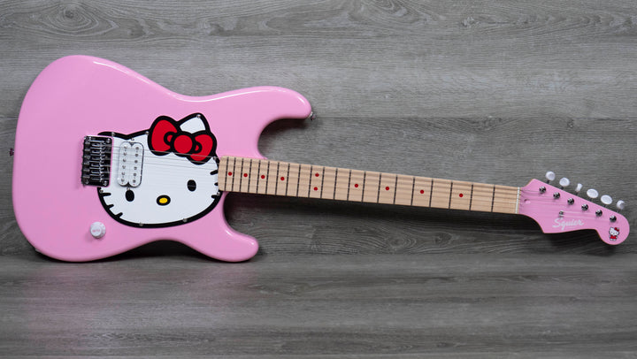 Squier Édition limitée Hello Kitty Stratocaster avec housse de transport, touche en érable, rose