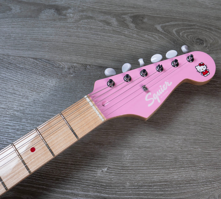 Squier Édition limitée Hello Kitty Stratocaster avec housse de transport, touche en érable, rose