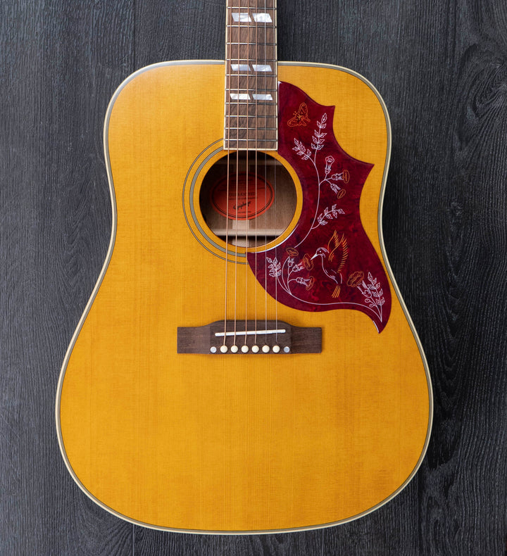 Epiphone inspiré par Gibson Hummingbird, finition naturelle vieillie et brillante 