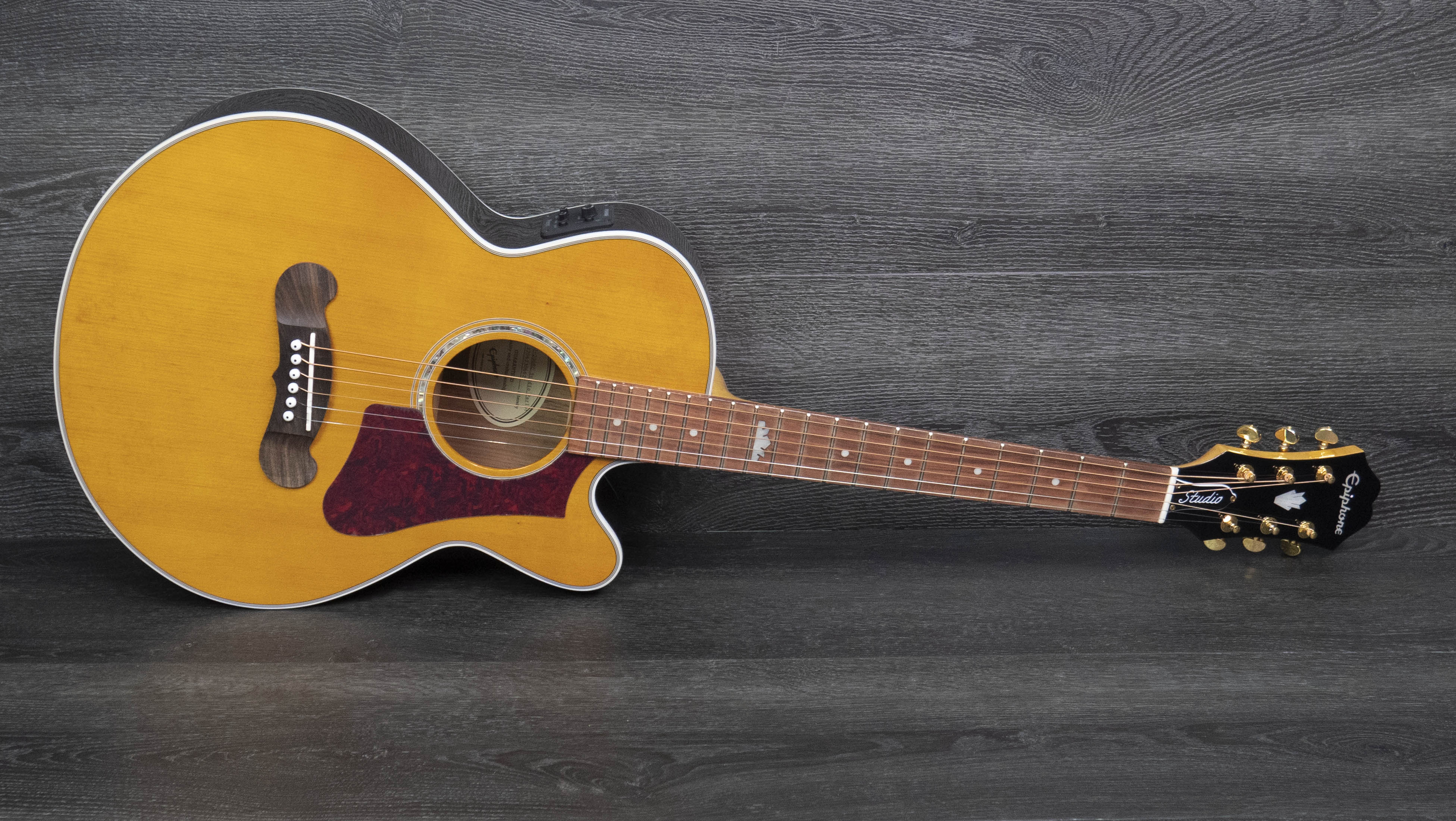 Guitarra electroacústica Epiphone J-200 EC Studio Parlour, color natur – A Strings