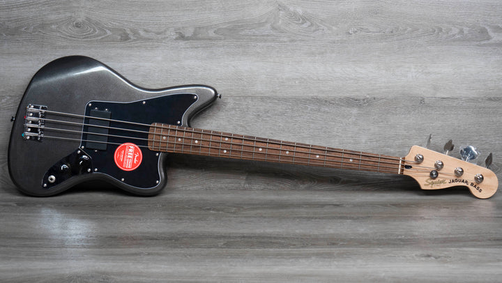 Squier Affinity Series Jaguar Bass H, diapasón de laurel, tono carbón escarchado metalizado 