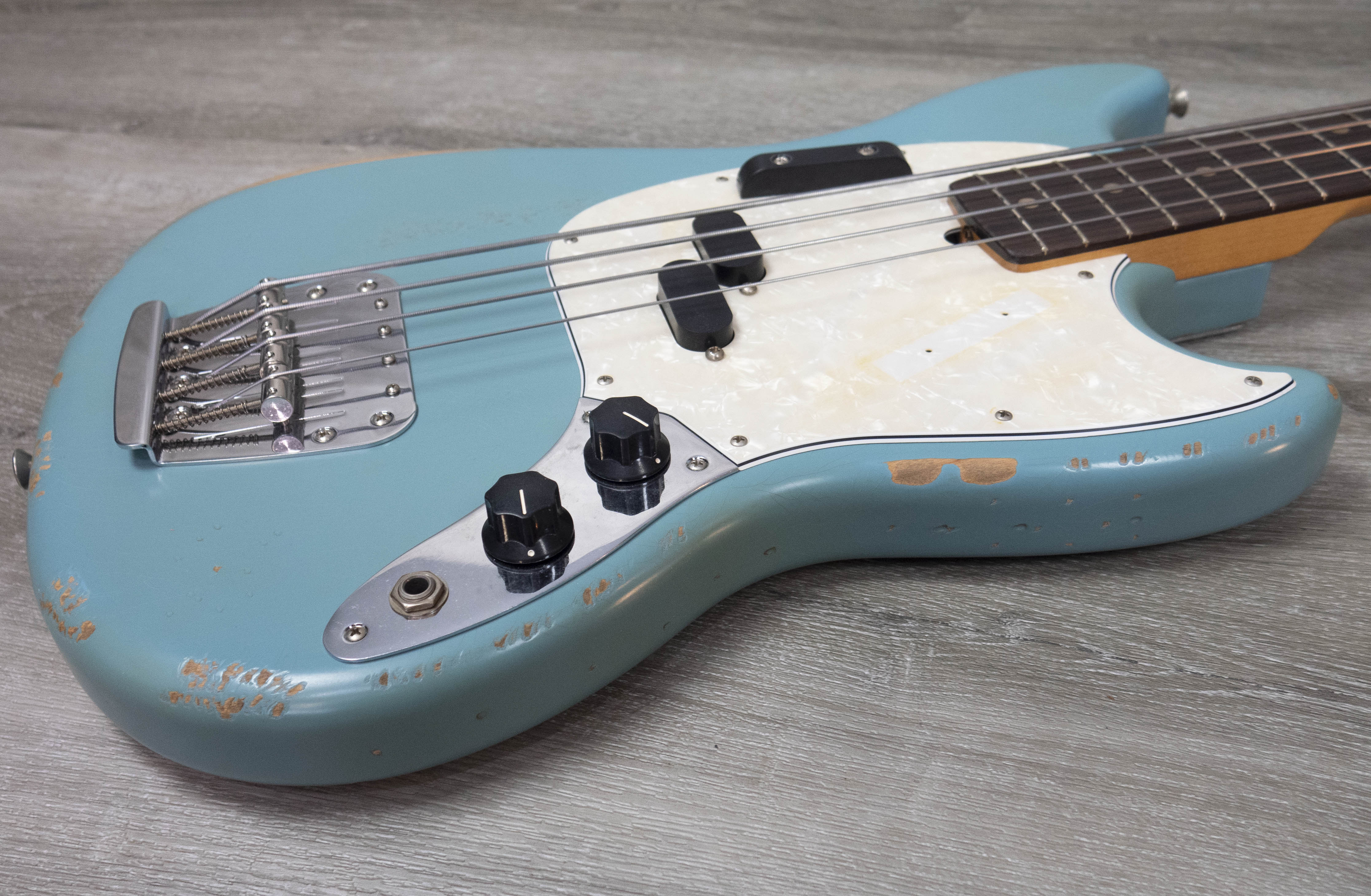 Fender JMJ Road Worn Mustang Bass, Rosewood Fingerboard, Faded