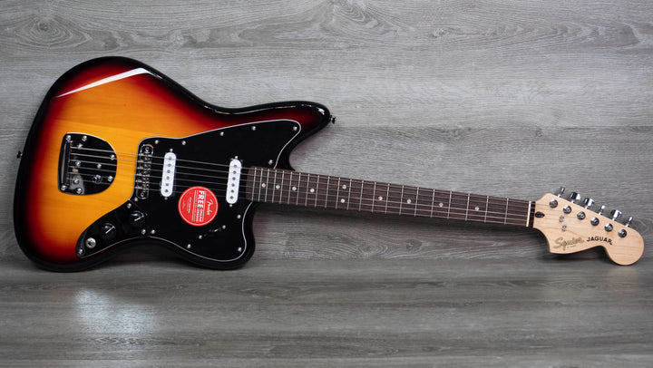 Squier Affinity Series Jaguar, diapasón de laurel, golpeador negro, Sunburst de 3 colores