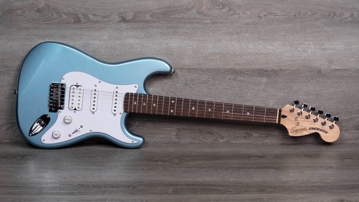 Squier Affinity Series Stratocaster Junior HSS, diapasón de laurel, golpeador blanco, azul hielo metalizado