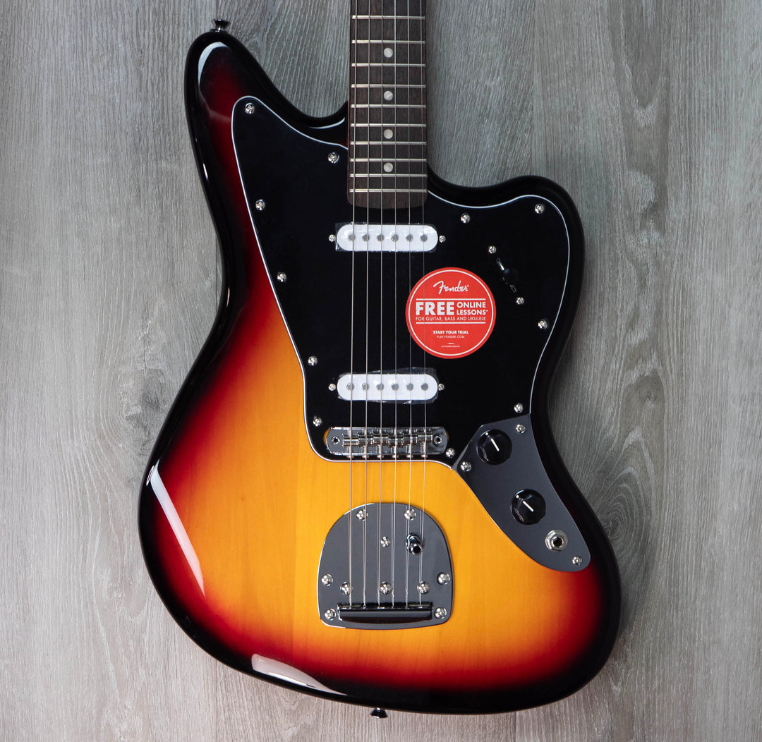 Squier Affinity Series Jaguar, diapasón de laurel, golpeador negro, Sunburst de 3 colores