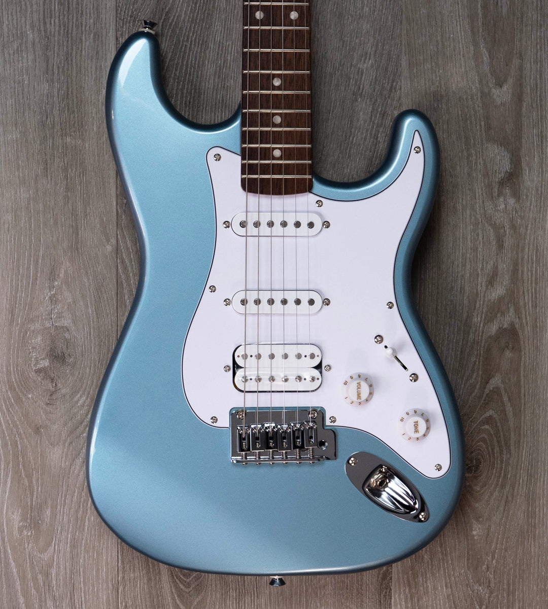 Squier Affinity Series Stratocaster Junior HSS, touche en laurier, pickguard blanc, bleu glacier métallisé