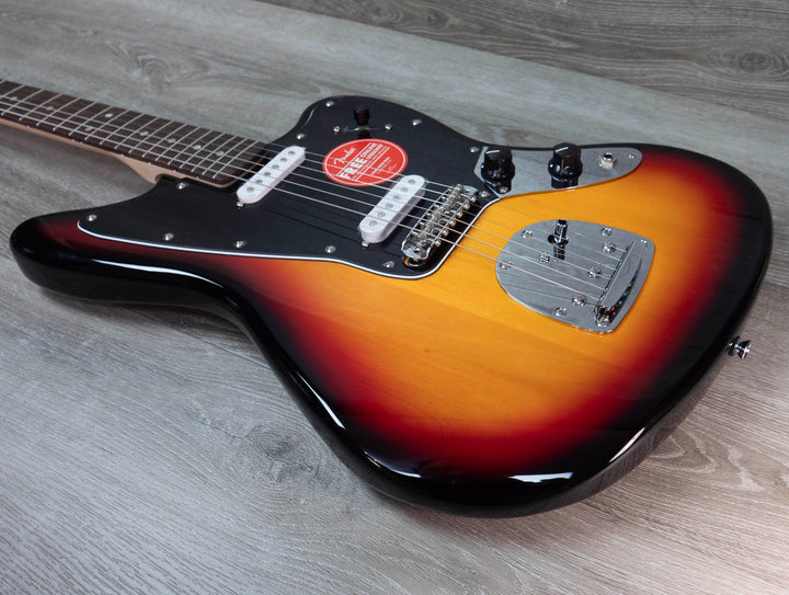 Squier Affinity Series Jaguar, touche en laurier, pickguard noir, Sunburst 3 couleurs