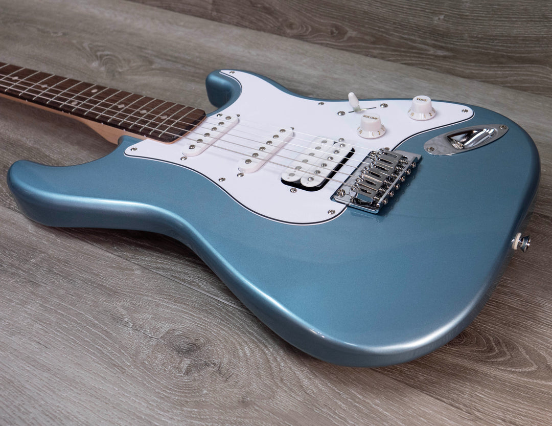 Squier Affinity Series Stratocaster Junior HSS, touche en laurier, pickguard blanc, bleu glacier métallisé