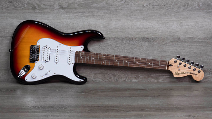 Squier Affinity Series Stratocaster Junior HSS, diapasón de laurel, golpeador blanco, Sunburst de 3 colores