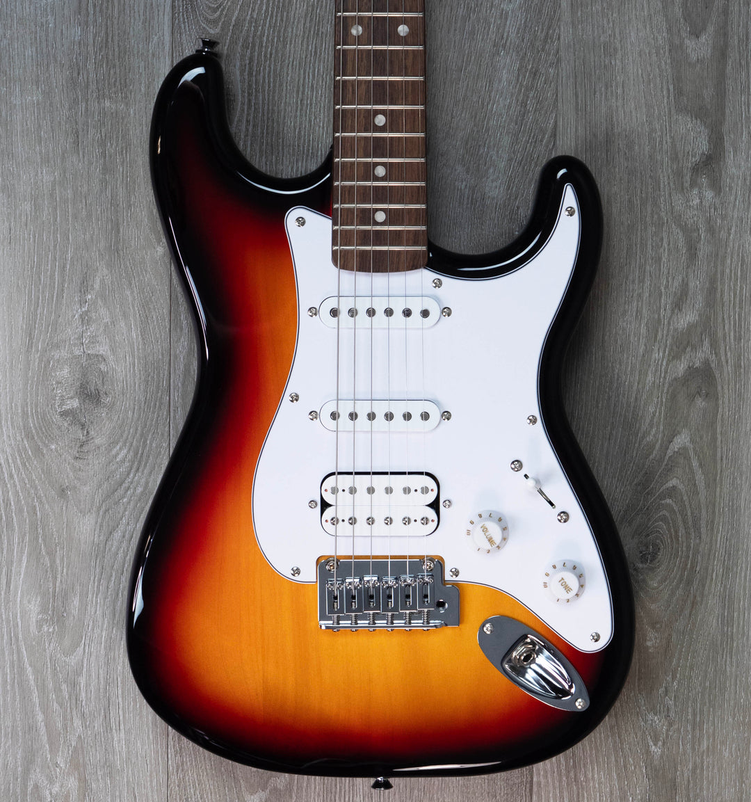 Squier Affinity Series Stratocaster Junior HSS, touche en laurier, pickguard blanc, Sunburst 3 couleurs