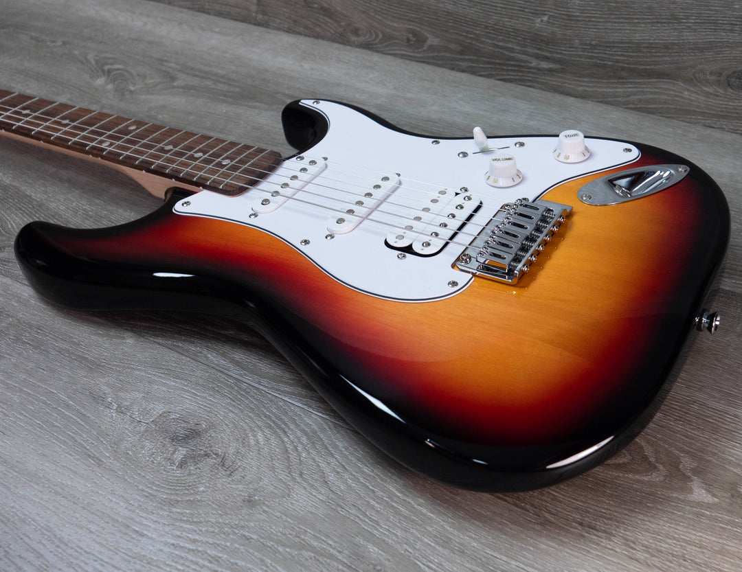 Squier Affinity Series Stratocaster Junior HSS, diapasón de laurel, golpeador blanco, Sunburst de 3 colores