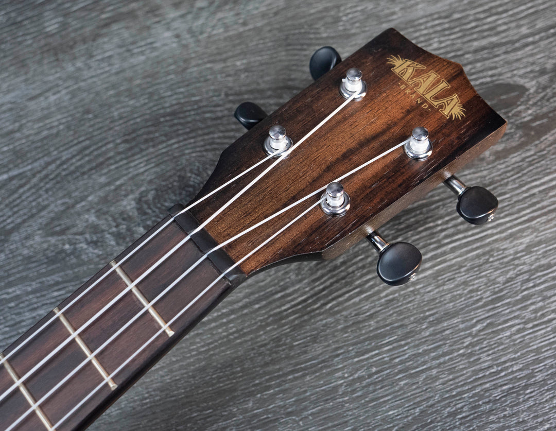 Ukelele electro tenor de ébano rayado Kala