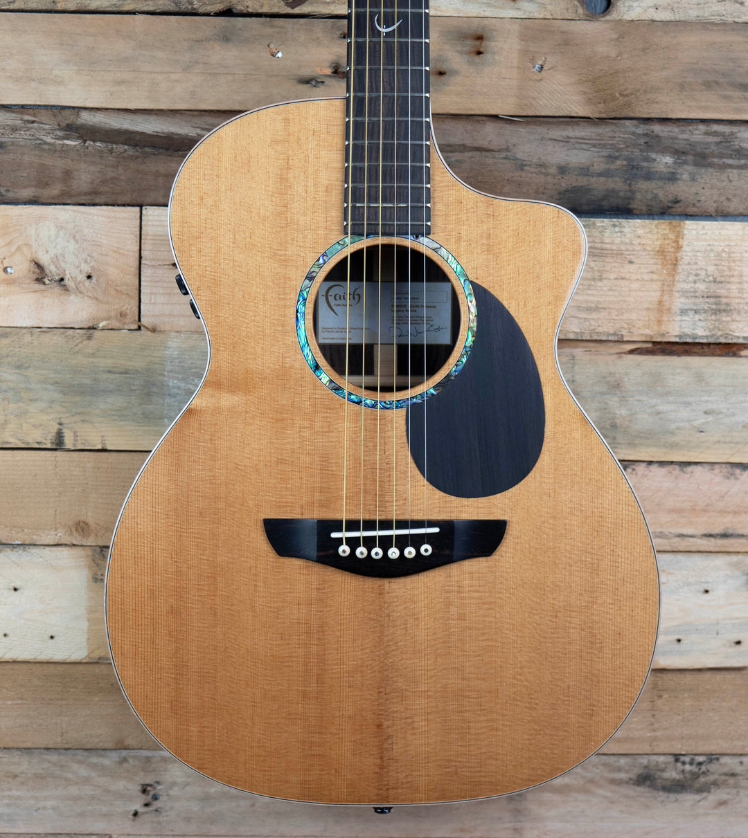 Guitarra electroacústica Faith Legacy Dark Roast Earth, caoba africana khaya maciza, tapa torrefacta
