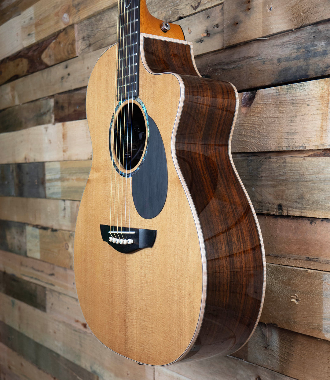 Guitarra electroacústica Faith Legacy Dark Roast Earth, caoba africana khaya maciza, tapa torrefacta
