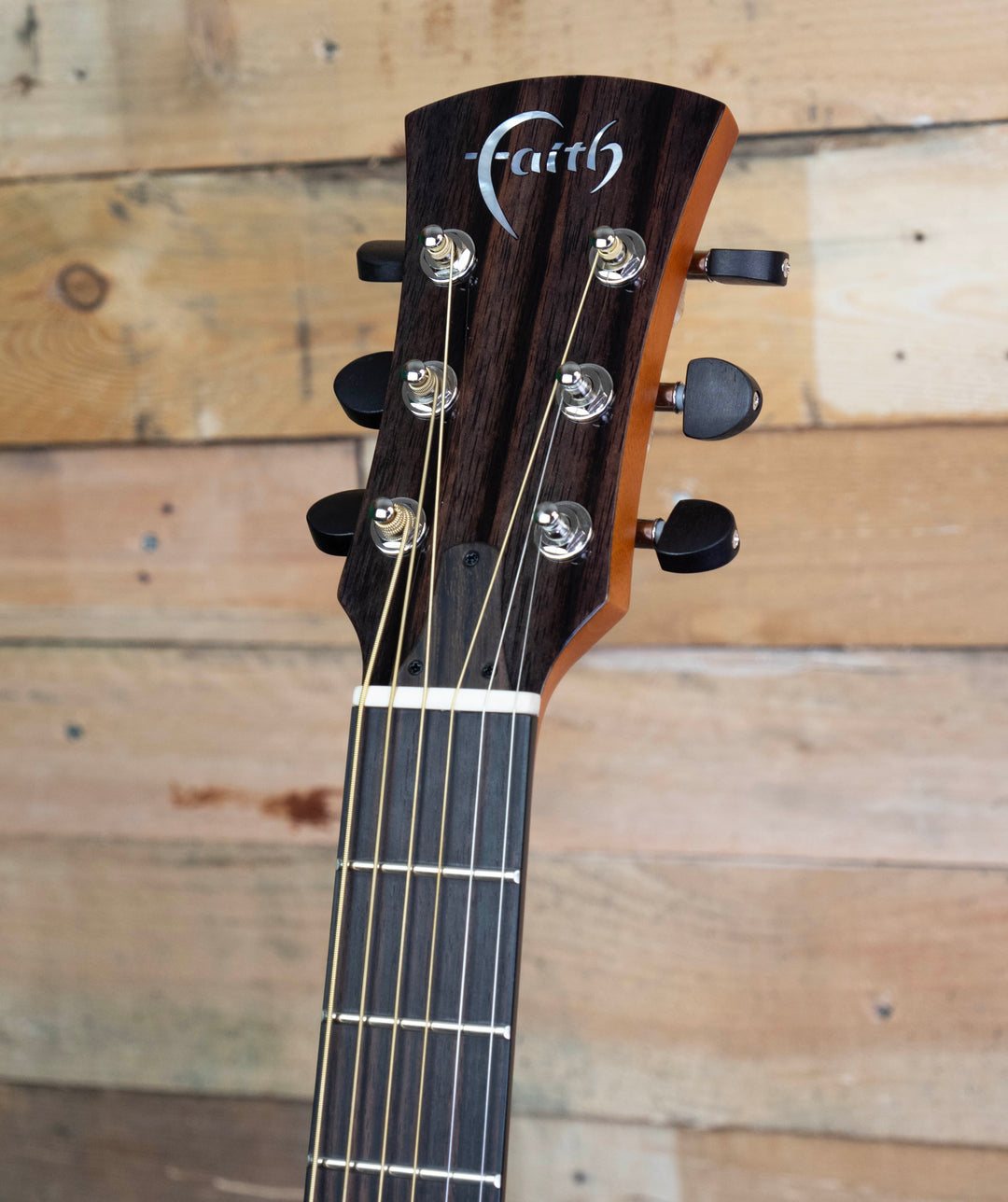 Guitarra electroacústica Faith Legacy Dark Roast Earth, caoba africana khaya maciza, tapa torrefacta