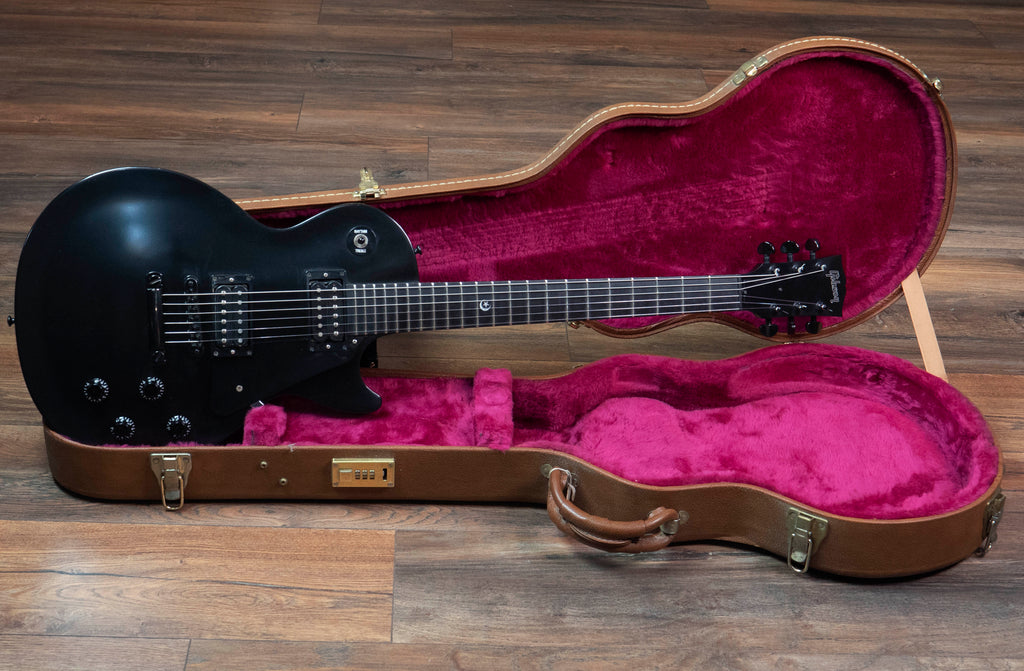 Pre-Owned Gibson Les Paul Studio Gothic (2000) – A Strings
