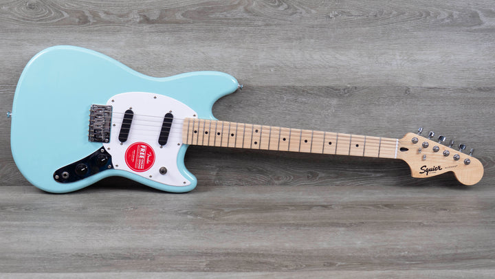 Squier Sonic Mustang, Maple Fingerboard, White Pickguard, Daphne Blue