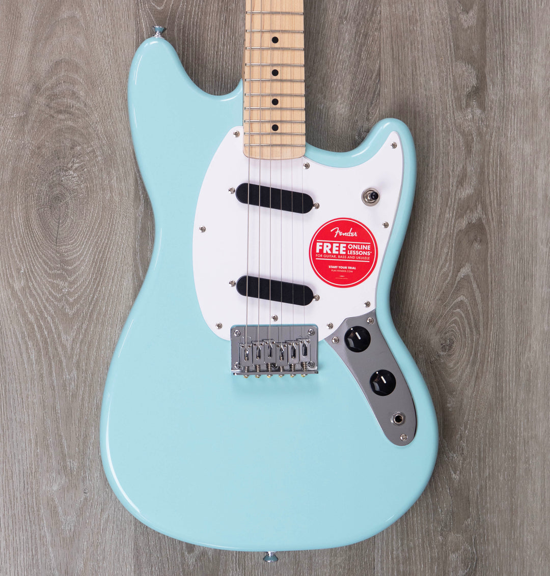 Squier Sonic Mustang, Maple Fingerboard, White Pickguard, Daphne Blue