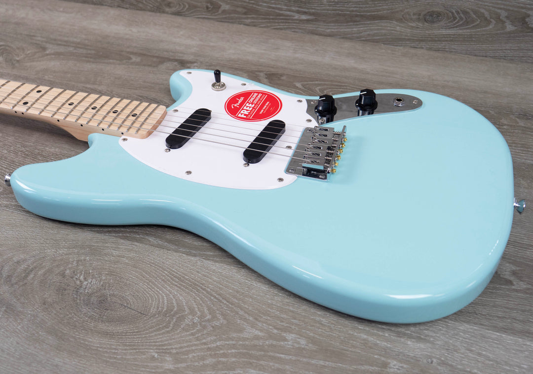 Squier Sonic Mustang, Maple Fingerboard, White Pickguard, Daphne Blue