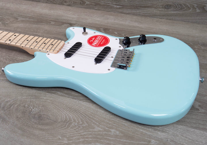 Squier Sonic Mustang, Maple Fingerboard, White Pickguard, Daphne Blue