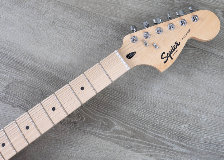 Squier Sonic Mustang, Maple Fingerboard, White Pickguard, Daphne Blue