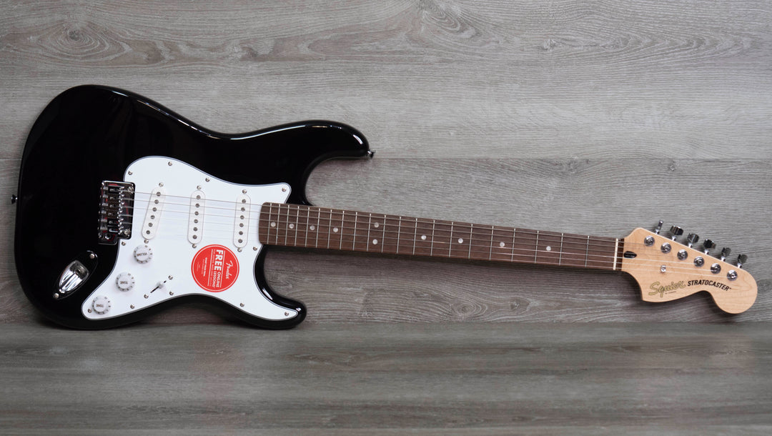 Squier Affinity Series Stratocaster Mustang Micro Pack, diapasón de laurel, negro, funda de transporte, auriculares HD9