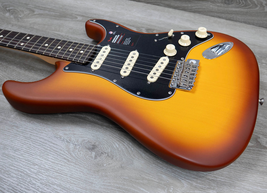 Fender Edición limitada American Performer Timber Stratocaster, diapasón de palisandro, tono Honey Burst