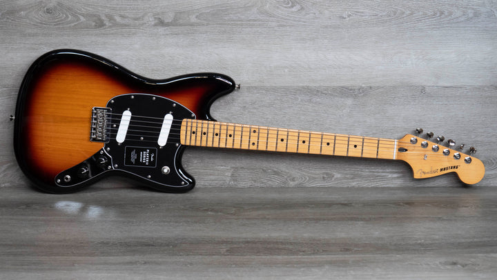 Fender Player II Mustang, touche en érable, finition Sunburst 3 couleurs