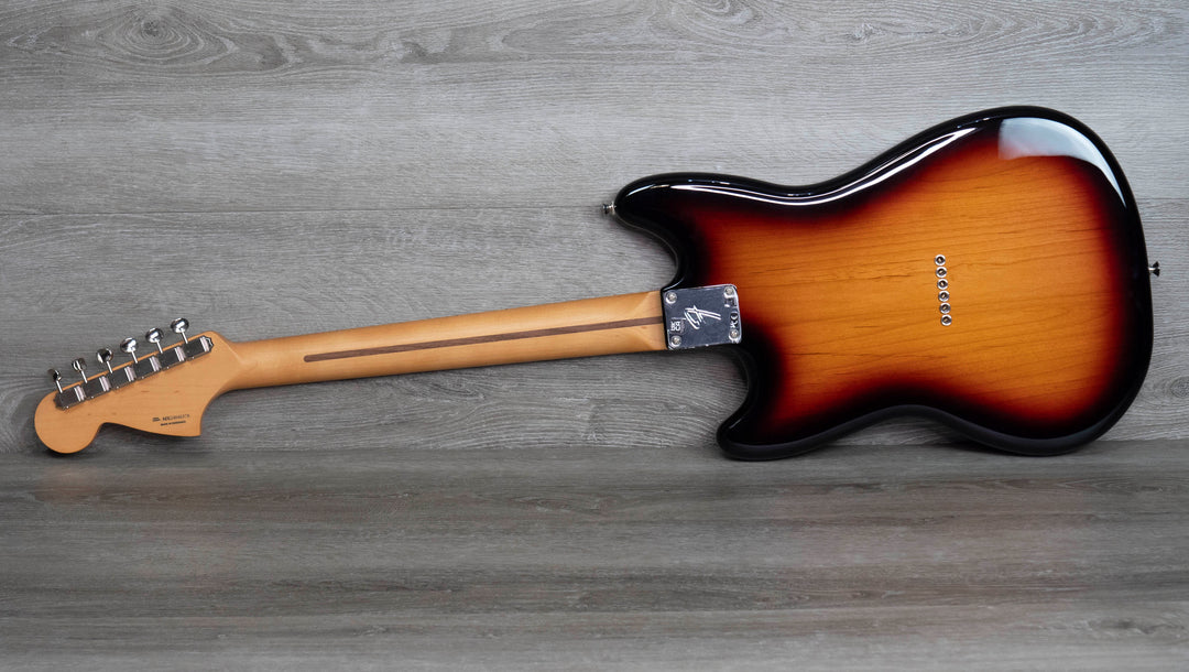 Fender Player II Mustang, diapasón de arce, Sunburst de 3 colores