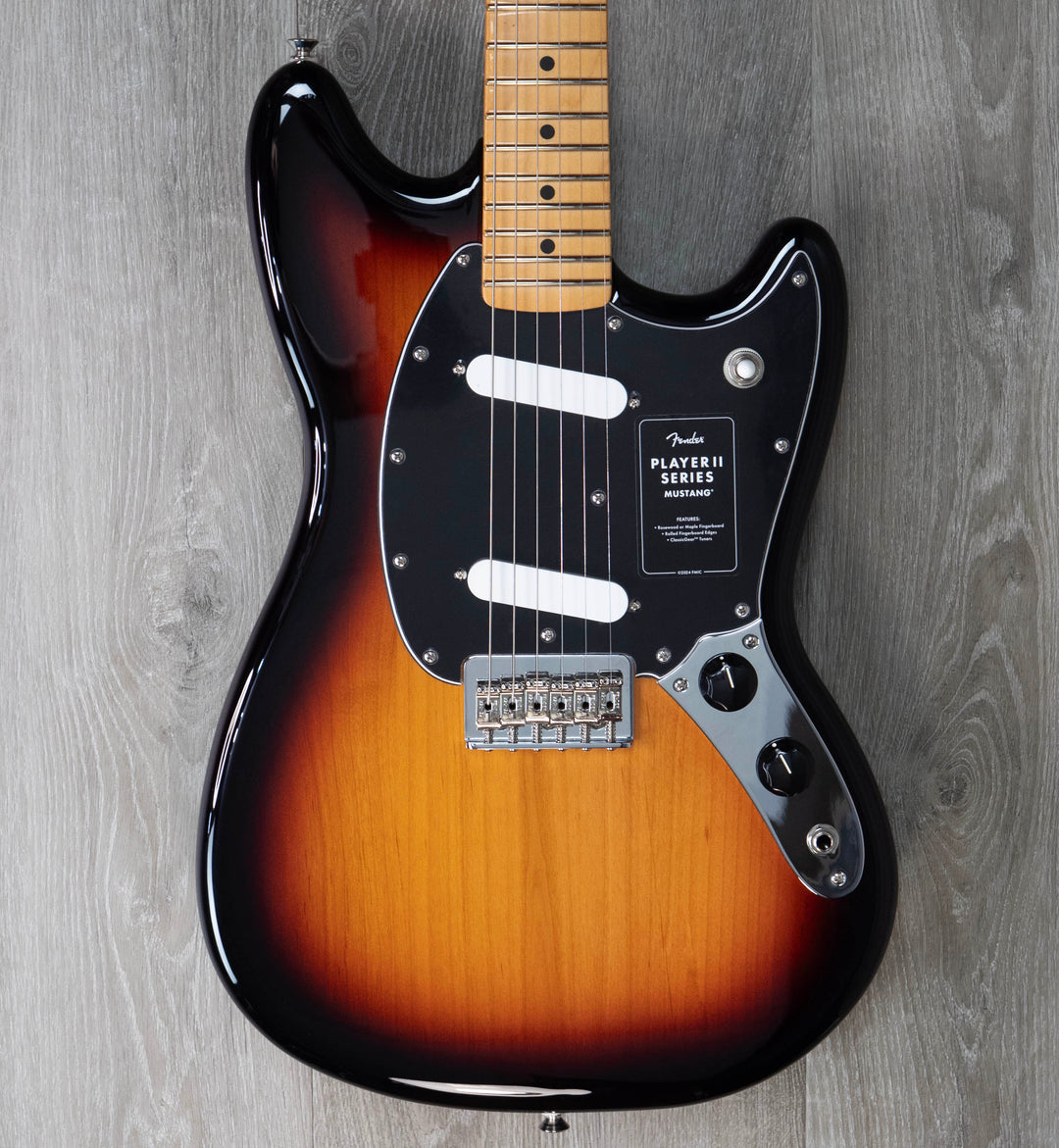 Fender Player II Mustang, diapasón de arce, Sunburst de 3 colores