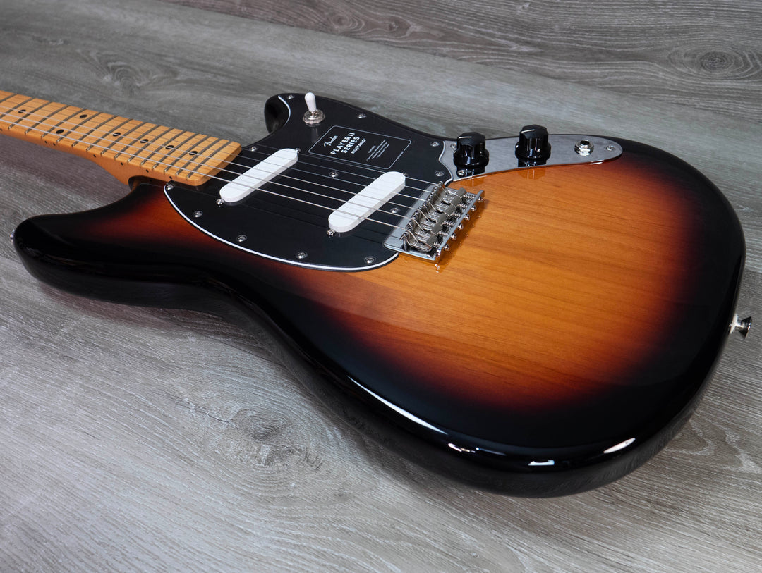 Fender Player II Mustang, diapasón de arce, Sunburst de 3 colores