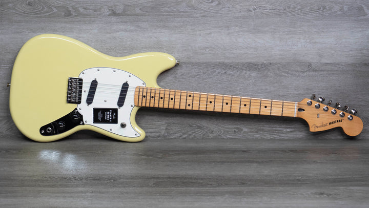 Fender Player II Mustang, touche en érable, jaune Hialeah