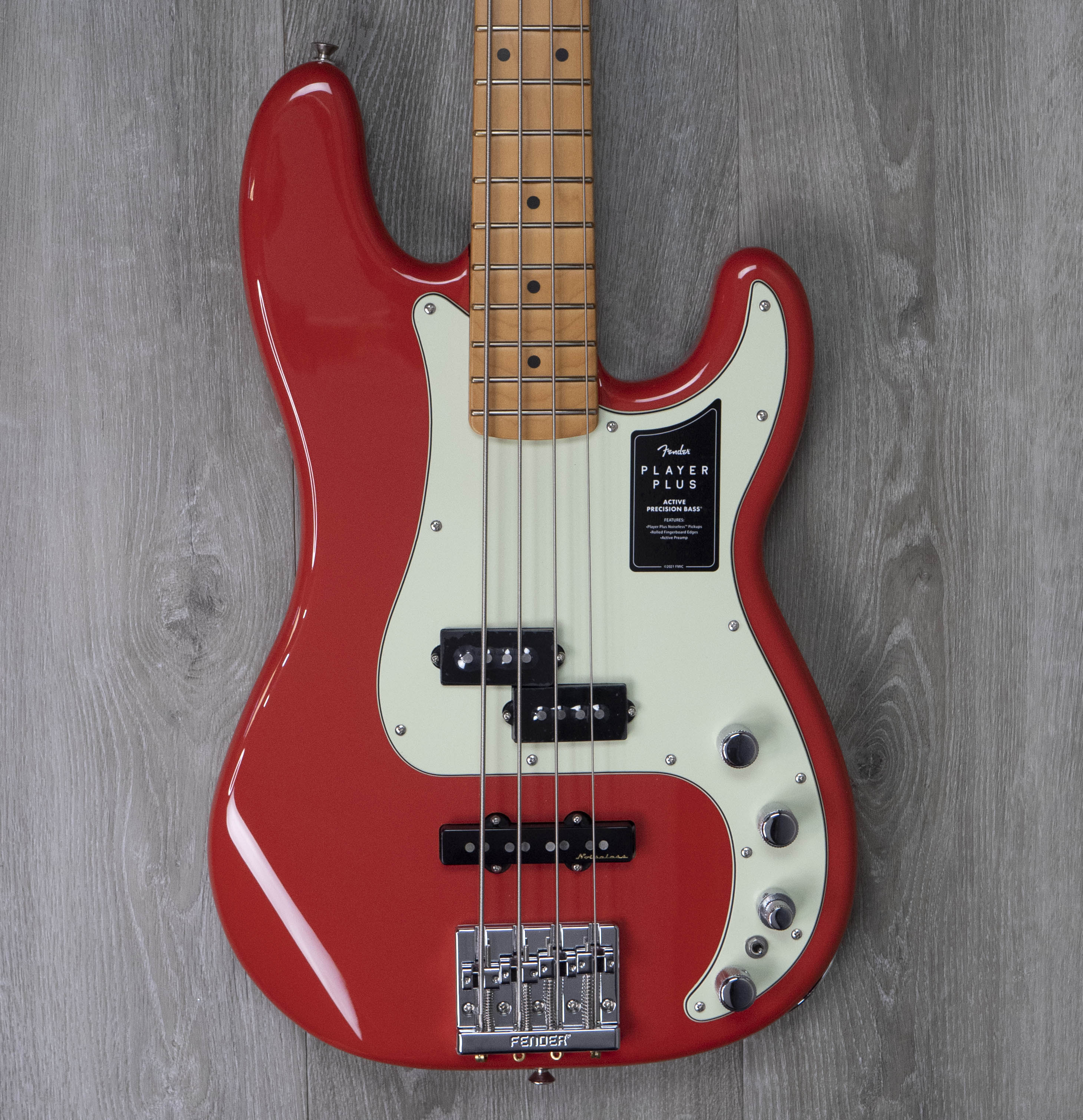 ベース Fender Player Plus Precision Bass Fender Player Plus Precision Bass, Maple Fingerboard, Fiesta Red