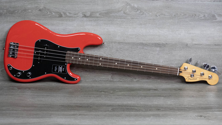 Bajo Fender Player II Precision, diapasón de palisandro, rojo coral