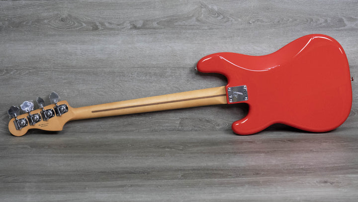 Bajo Fender Player II Precision, diapasón de palisandro, rojo coral