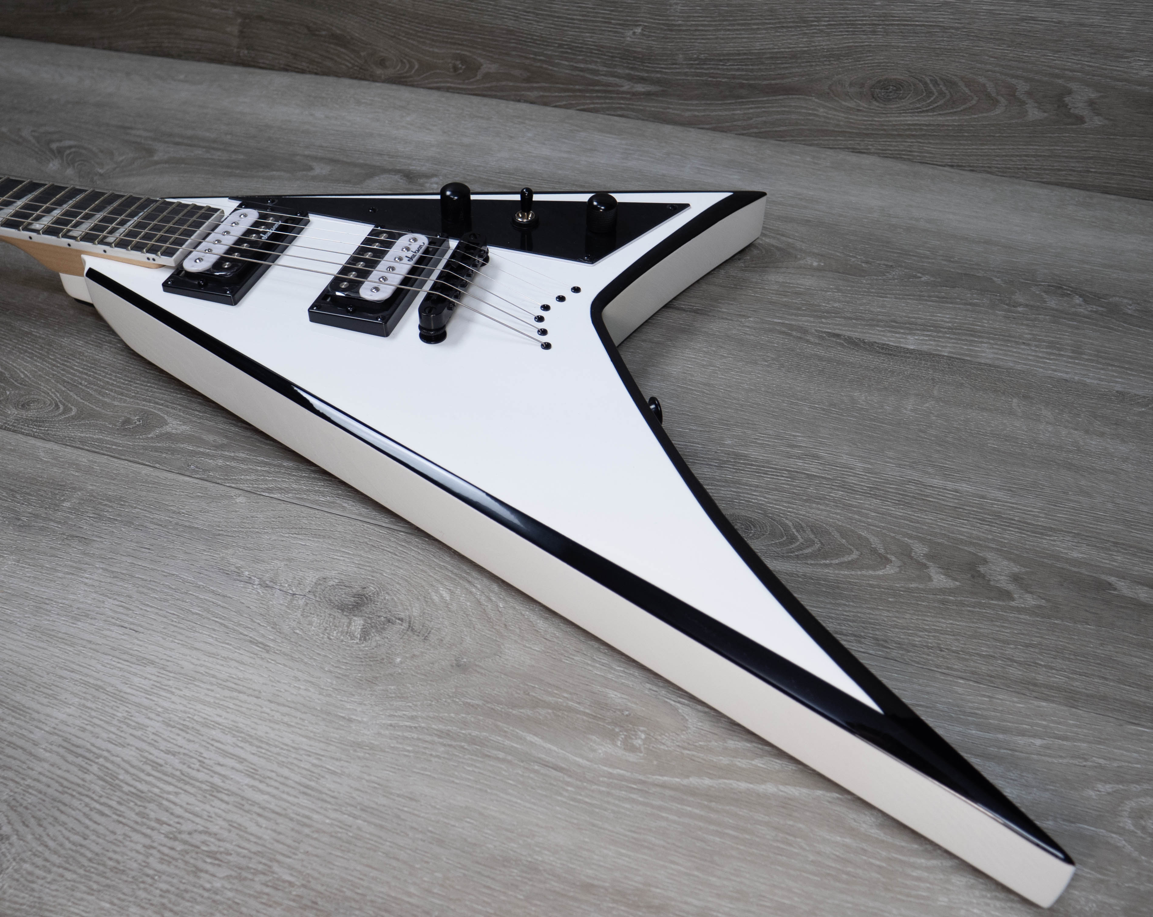 Jackson JS Series Rhoads JS32T, Amaranth Fingerboard, White with