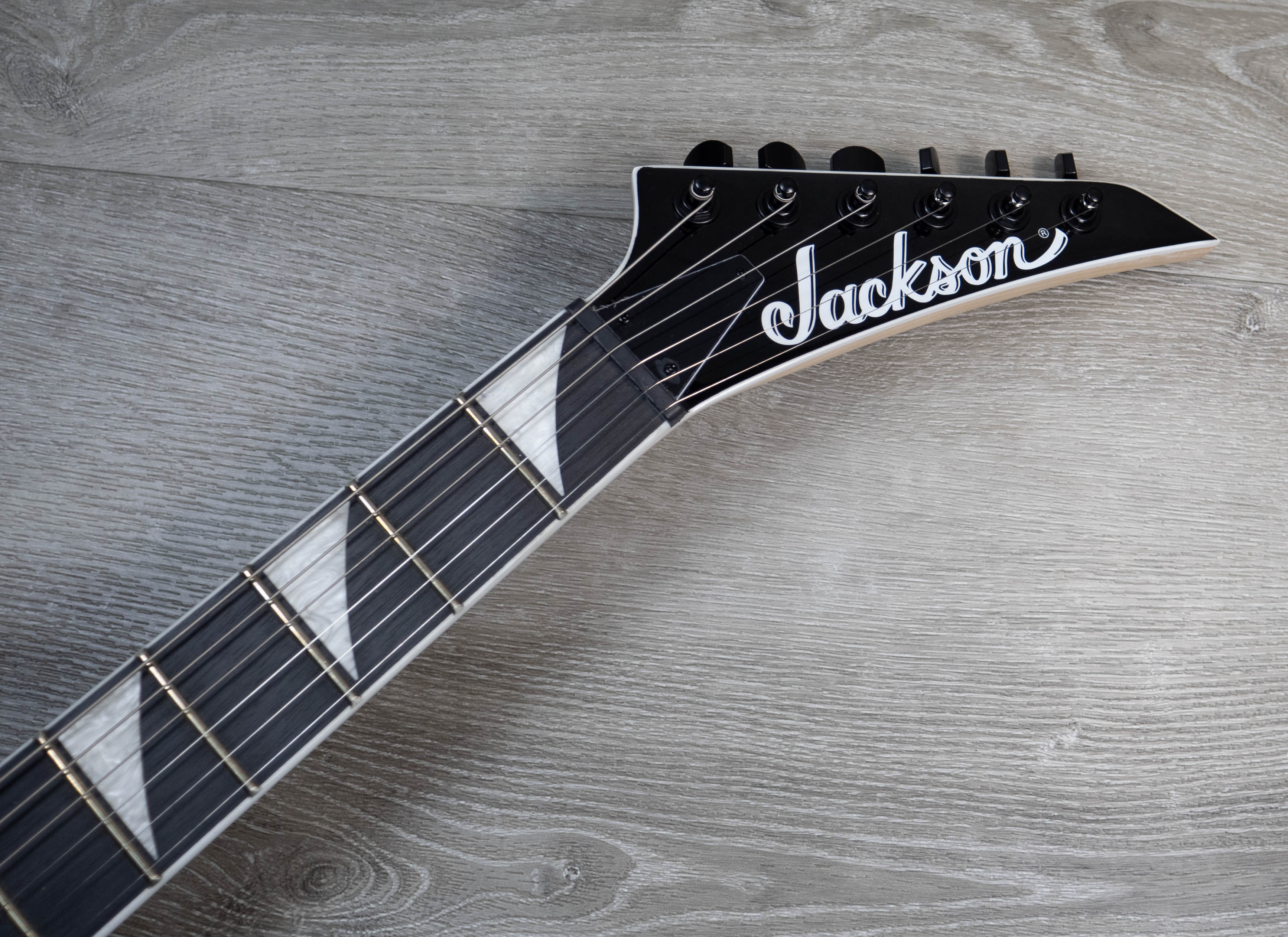 Jackson JS Series Rhoads JS32T, Amaranth Fingerboard, White with