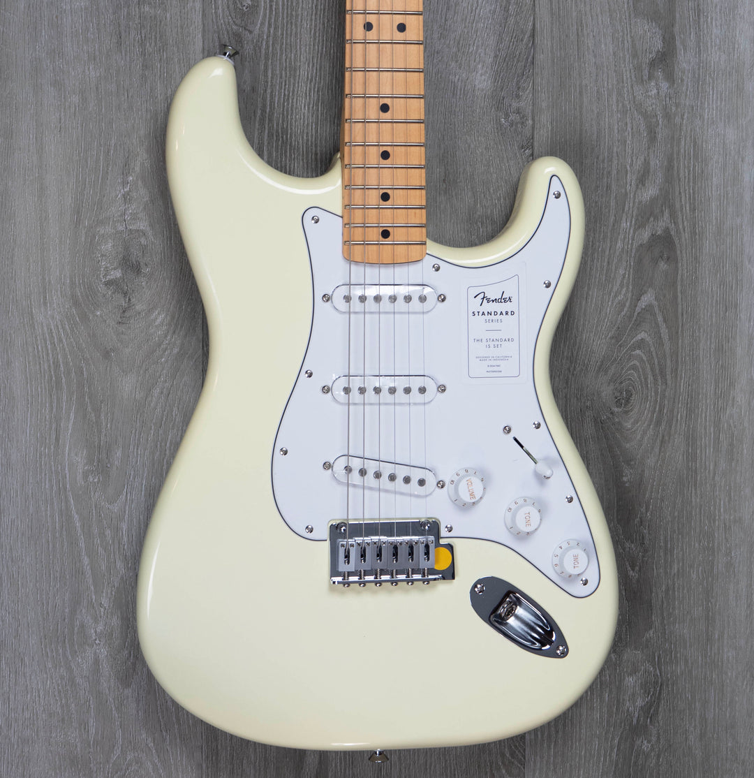 Fender Standard Stratocaster, Maple Fingerboard, Olympic White