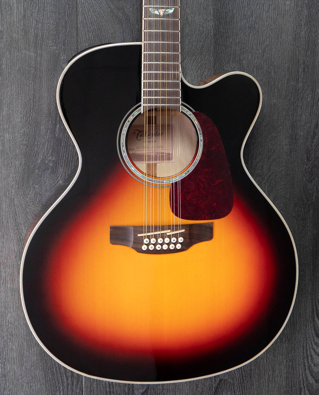 Guitarra Takamine GJ72CE-12-BSB usada de 12 cuerdas, corte Jumbo, tapa de abeto macizo Sunburst, fondo de arce figurado con pastilla TK-40D