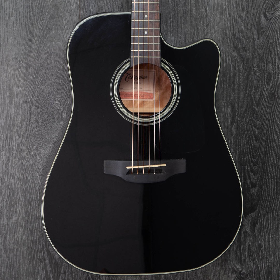 Takamine GD15CE-BLK Dreadnought Cutaway, tapa de abeto negro, fondo de caoba con pastilla TP-4T