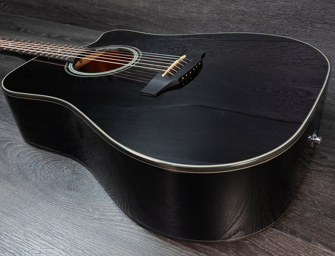 Takamine GD15CE-BLK Dreadnought Cutaway, tapa de abeto negro, fondo de caoba con pastilla TP-4T