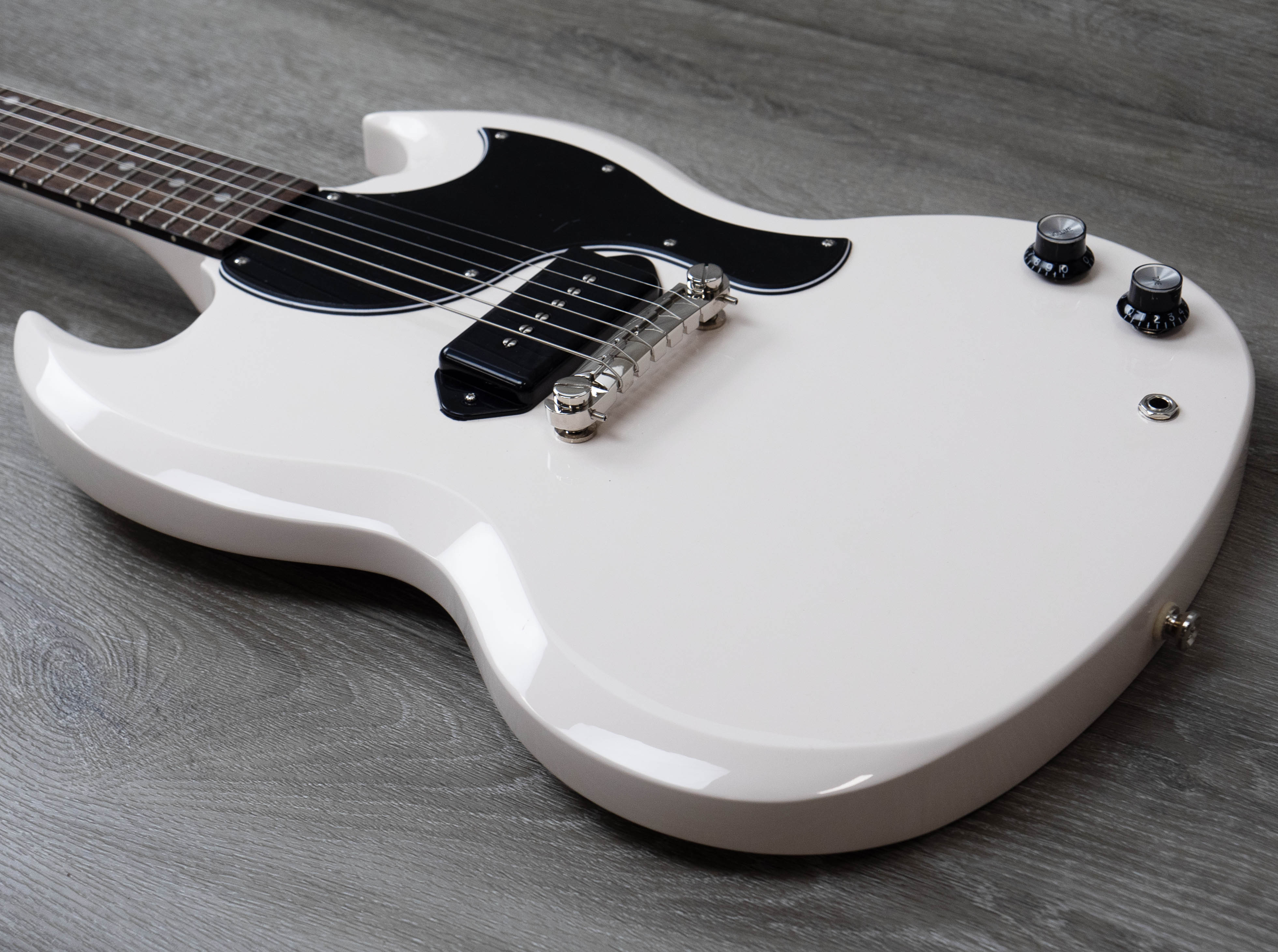 Epiphone YUNGBLUD SG Junior, Classic White – A Strings