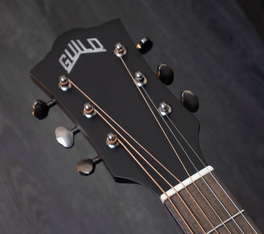 Guitare modèle orchestre Guild OM-240-CE, table en épicéa massif, dos en acajou, éclat de charbon de bois antique