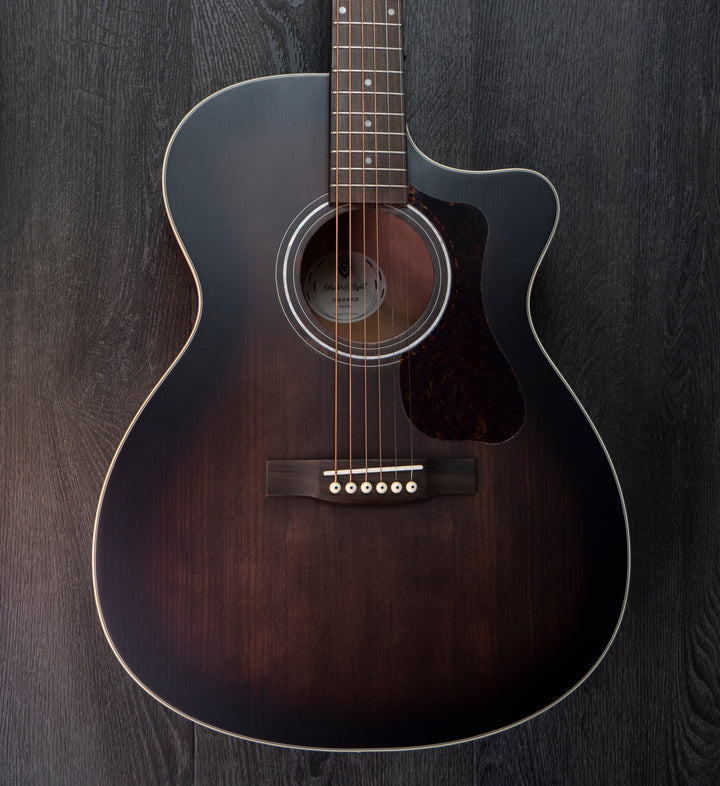 Guitare modèle orchestre Guild OM-240-CE, table en épicéa massif, dos en acajou, éclat de charbon de bois antique